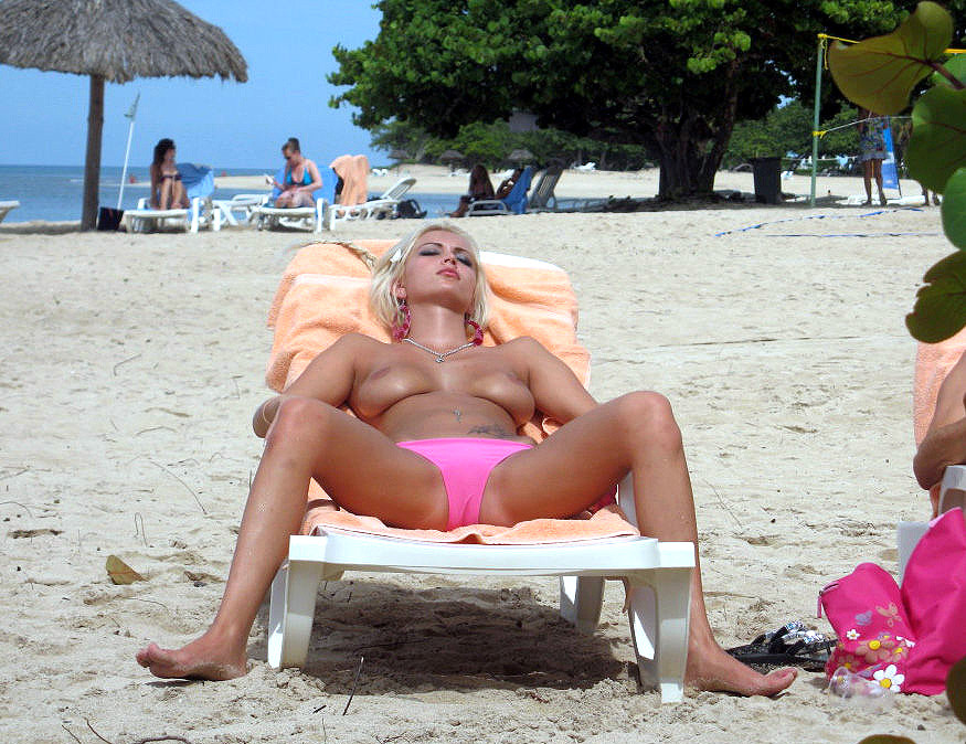 Bigtitted Nudist Babe leuchtet am Strand
 #72244759