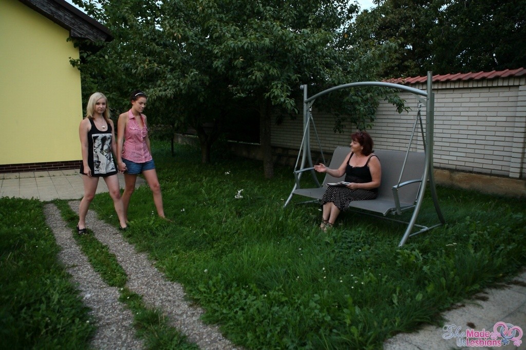 Tina et Lana jouent avec les boutons de clito de l'une et de l'autre, puis font plaisir à leurs instits.
 #78105558