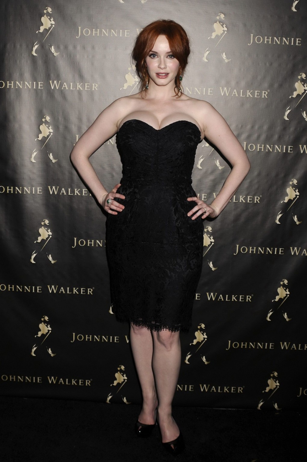 Christina hendricks mostrando enorme scissione a johnnie walker padri giorno regalo
 #75300590