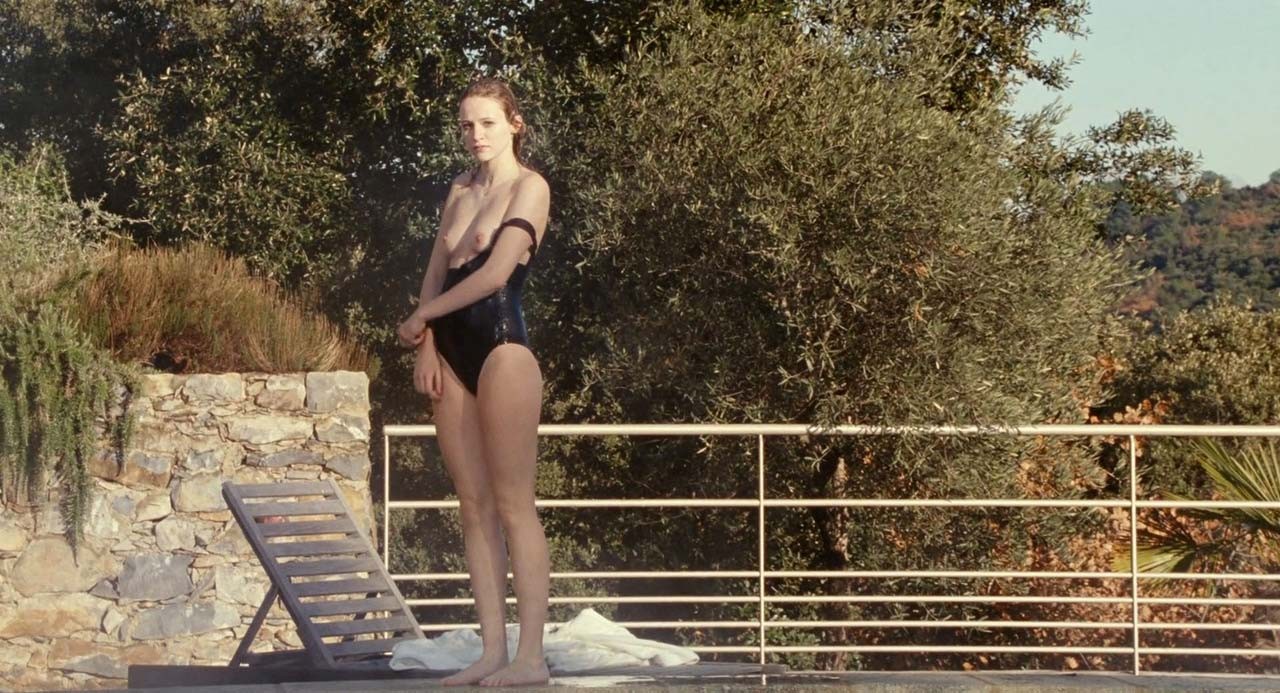 Christa theret entblößt ihre schönen großen Titten am Pool in Nacktfilmszenen
 #75319599