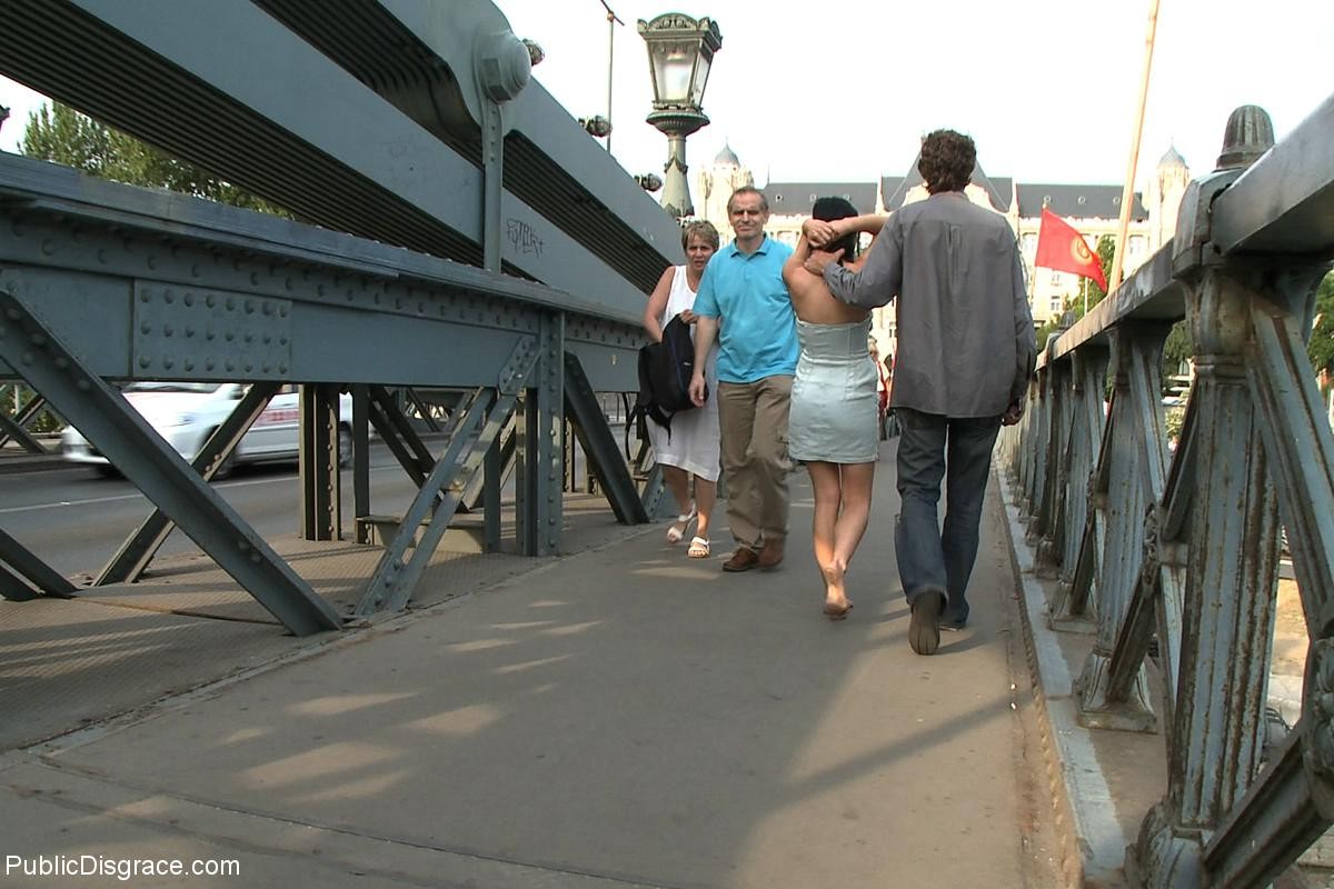 Une jeune femme se déshabille, s'attache et se fait baiser en plein air dans des lieux publics.
 #71989925