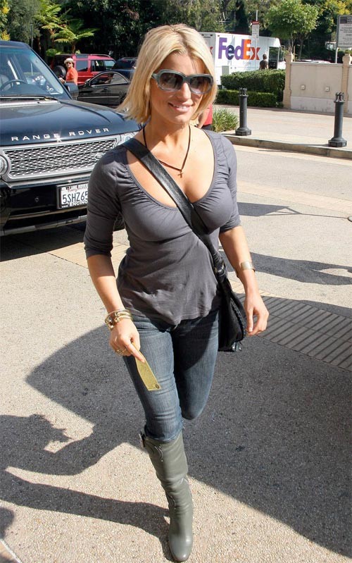 Jessica Simpson mostrando los pezones y la falda paparazzi
 #75431090