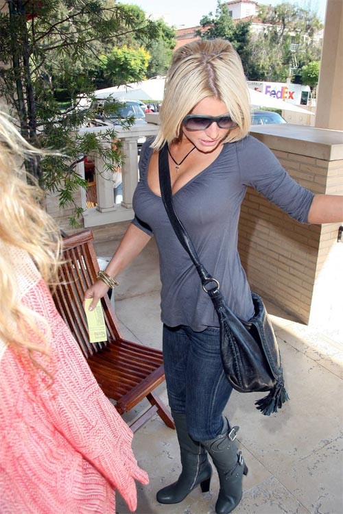 Jessica Simpson mostrando los pezones y la falda paparazzi
 #75431096