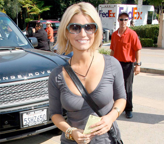 Jessica Simpson mostrando los pezones y la falda paparazzi
 #75431150