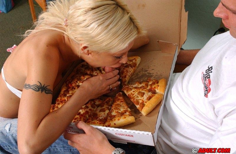 Rubia sexy angelique recibe la mejor pizza de la historia
 #73649849