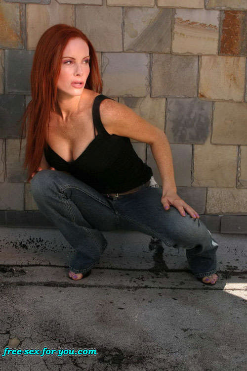 Phoebe Price posing very sexy and show nice cleavage #75422783