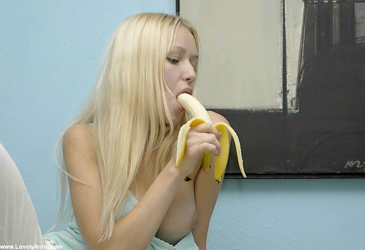 Anna innocente che mangia una grande banana nuda
 #67117946