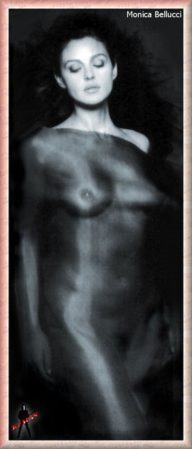 イタリアの女優、モニカ・ベルッチが完璧な裸体を見せる
 #75428892