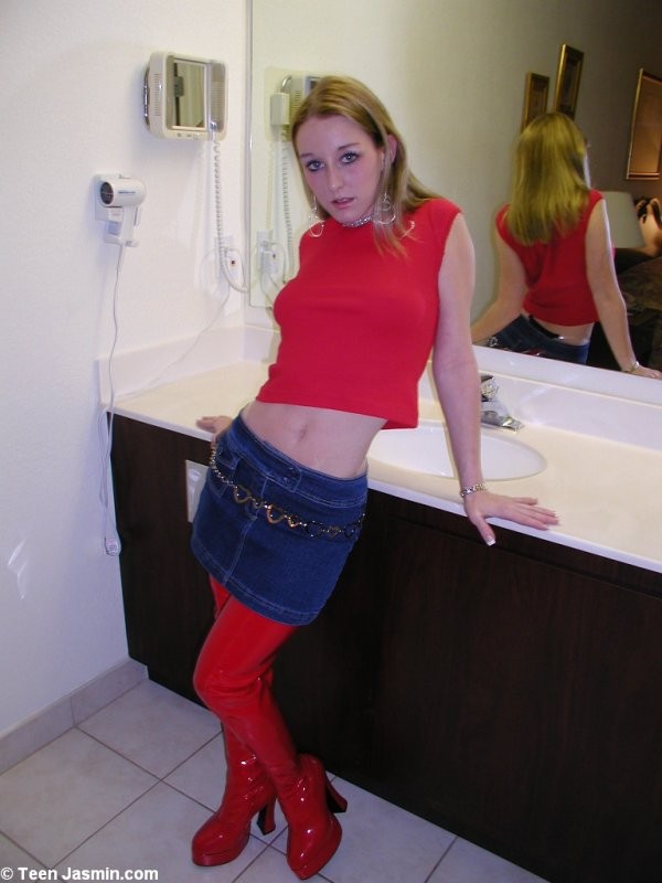 Jasmin, jeune sexy, en bottes de prostituée rouge vif
 #78017736