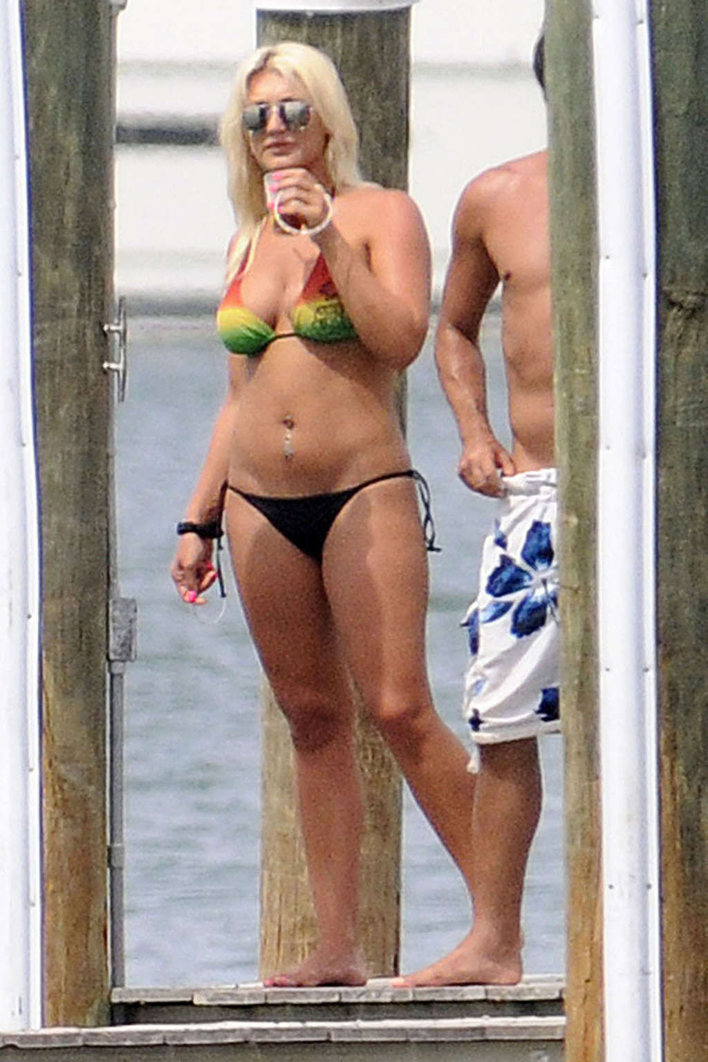 Brooke hogan mostra il suo culo e il suo grande corpo in perizoma e bikini
 #75348816