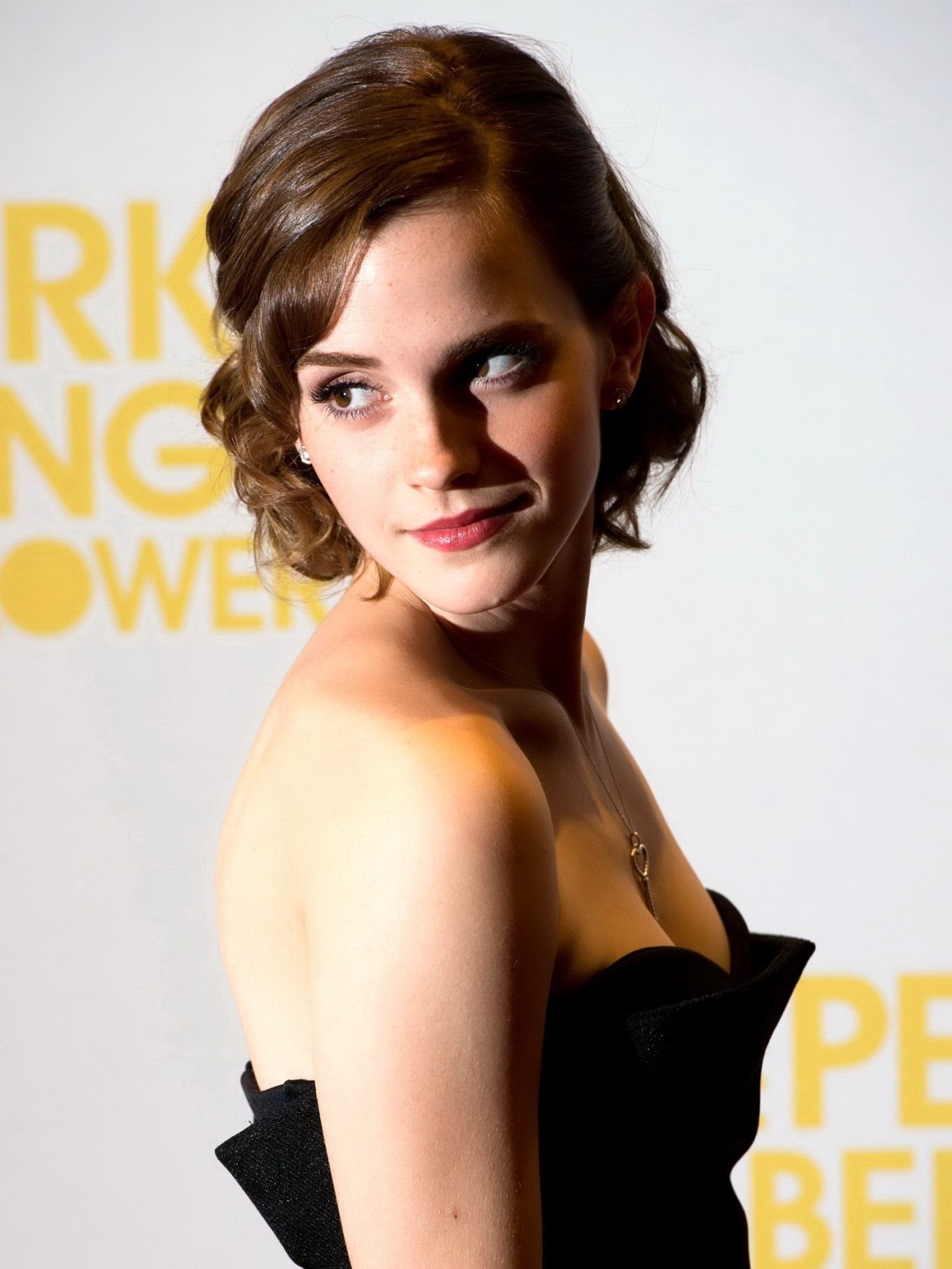 Emma Watson en robe noire sans bretelles à la soirée "perks of being a wallflo".
 #75251700