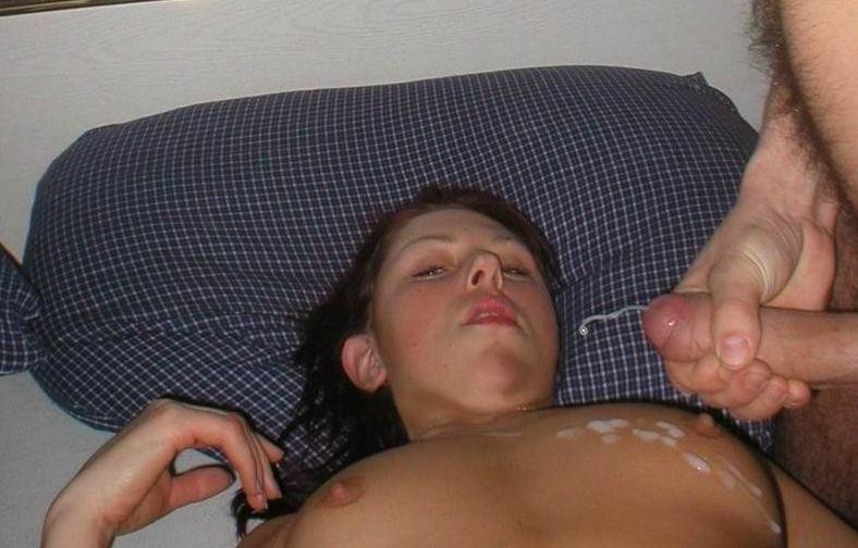 Heiße Brünette Freundin nackt und gibt einen heißen Blowjob im Schlafzimmer
 #75890132