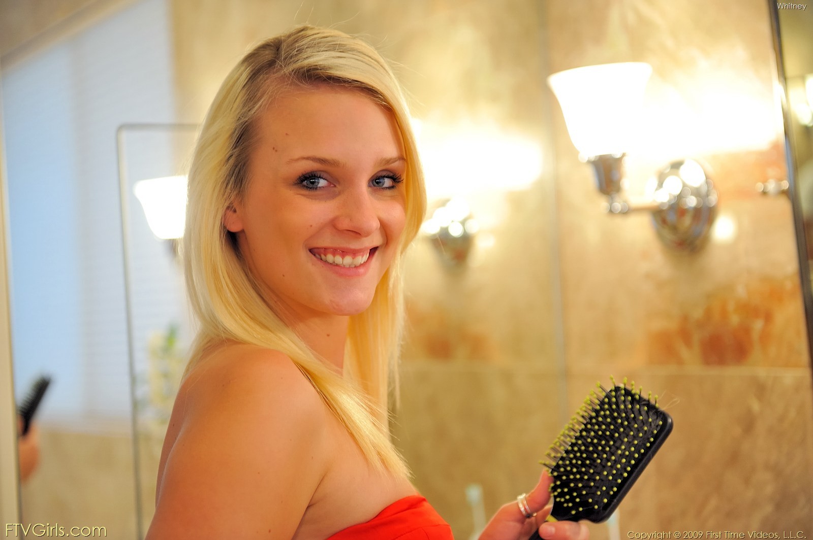 Cette jolie jeune blonde s'amuse avec sa chatte avec une brosse à cheveux.
 #73260227