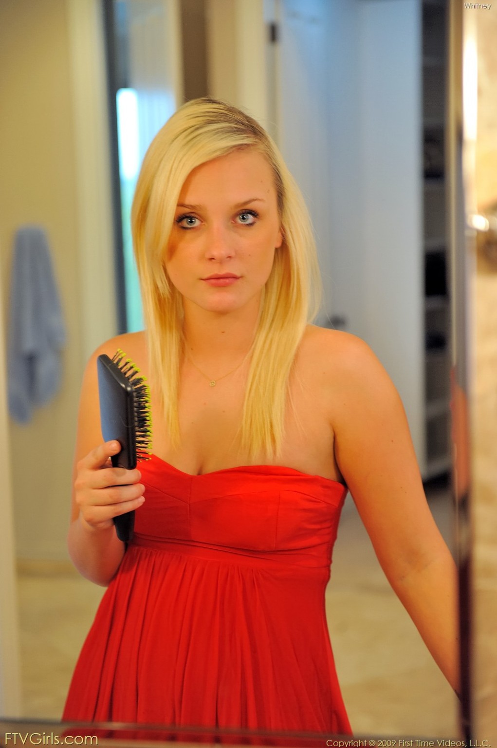 Cette jolie jeune blonde s'amuse avec sa chatte avec une brosse à cheveux.
 #73260265