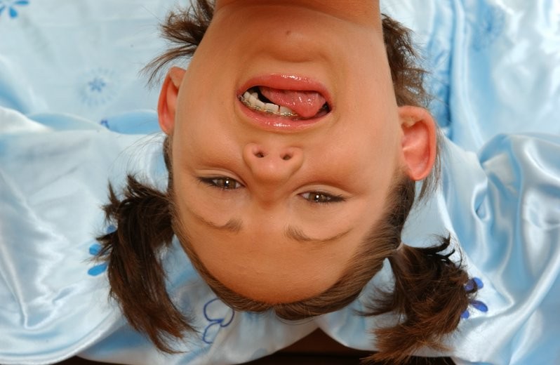 Joven con brackets jugando con los labios del coño
 #74630460