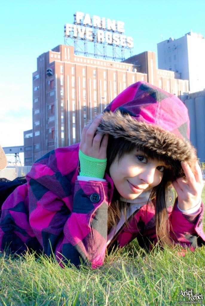 Fille punk grunge en plein air avec un sweat à capuche
 #77773489