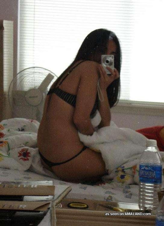 寝室でカムフラージュするアジア系素人のセクシー美女
 #68129746