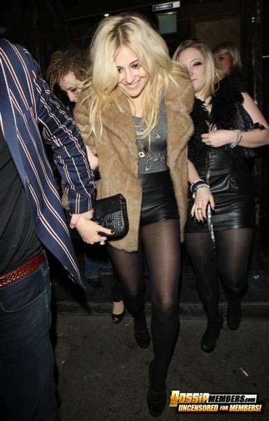 Pixie Lott posiert sexy und nuttig in glamourösen und Paparazzi-Fotos
 #75342882