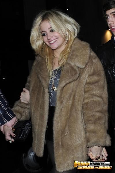 Pixie Lott posiert sexy und nuttig in glamourösen und Paparazzi-Fotos
 #75342883