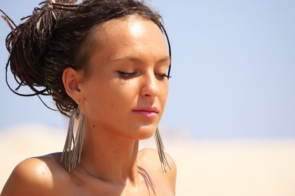 Jóvenes desnudos juegan juntos en una playa pública
 #70285772