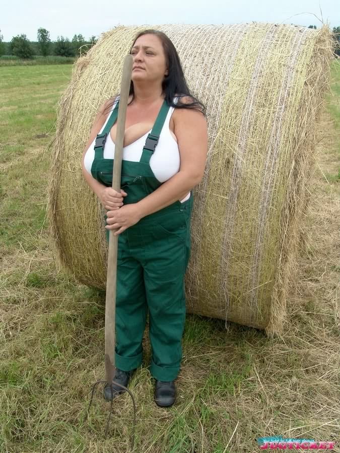 Tetas enormes gorda madura sabrina meloni haciendose la guarra al aire libre
 #71716748