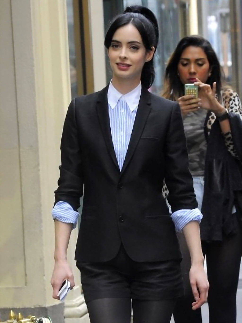 Krysten ritter leggy indossando pantaloncini collant sul set di 'assistenza' in nuovo
 #75236389