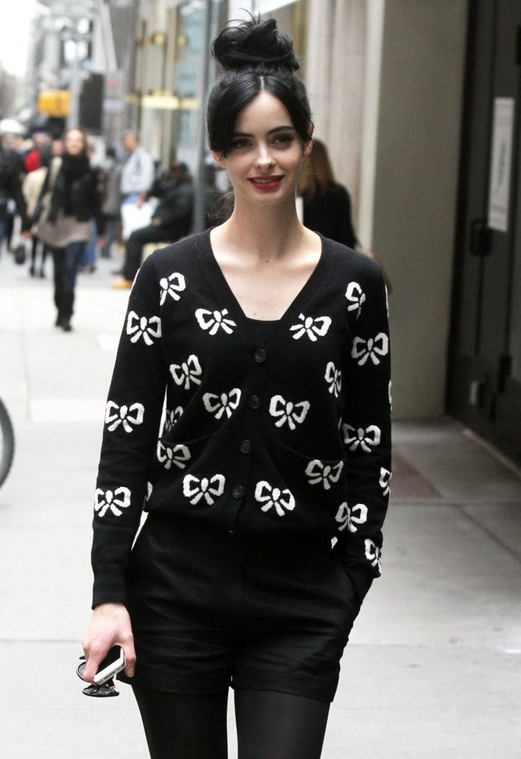 Krysten ritter leggy indossando pantaloncini collant sul set di 'assistenza' in nuovo
 #75236402