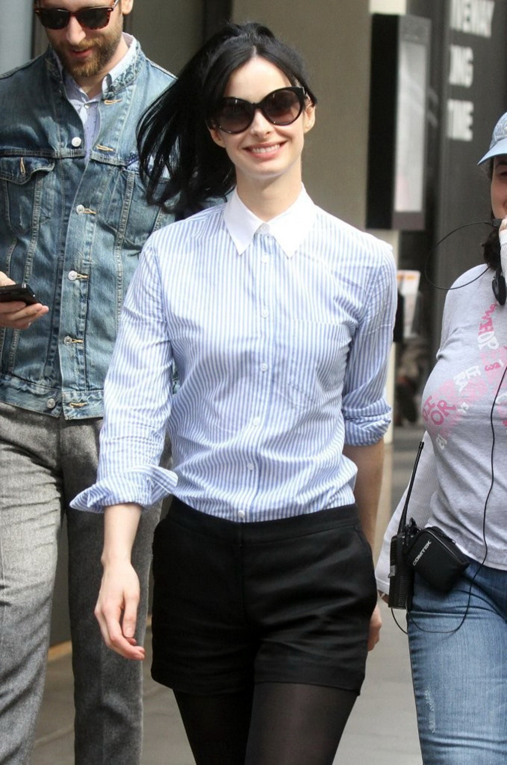 Krysten ritter leggy indossando pantaloncini collant sul set di 'assistenza' in nuovo
 #75236421