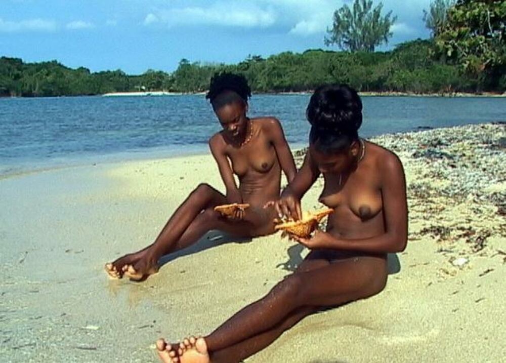 Schwarze Teenie-Freundinnen posieren und sind nackt
 #73356238