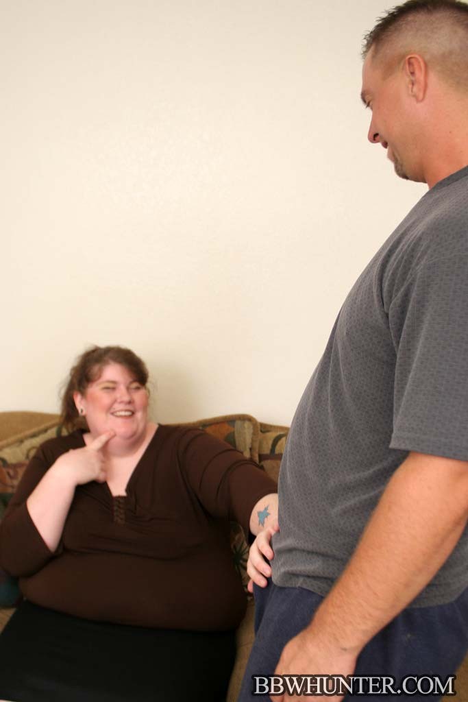 Grasa cachonda sirviendo una polla enorme en el sofá
 #71798723