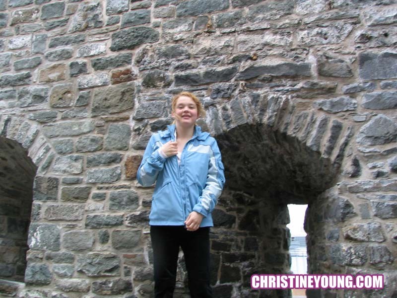 La rubia christine young mostrando sus impresionantes tetas
 #73109301