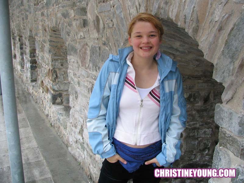 Dolcezza bionda Christine Young che mostra le sue tette impressionanti
 #73109313