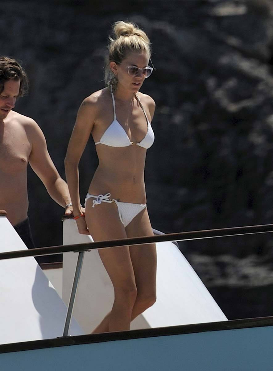 Sienna Miller che prende il sole in topless sulla spiaggia
 #75382735