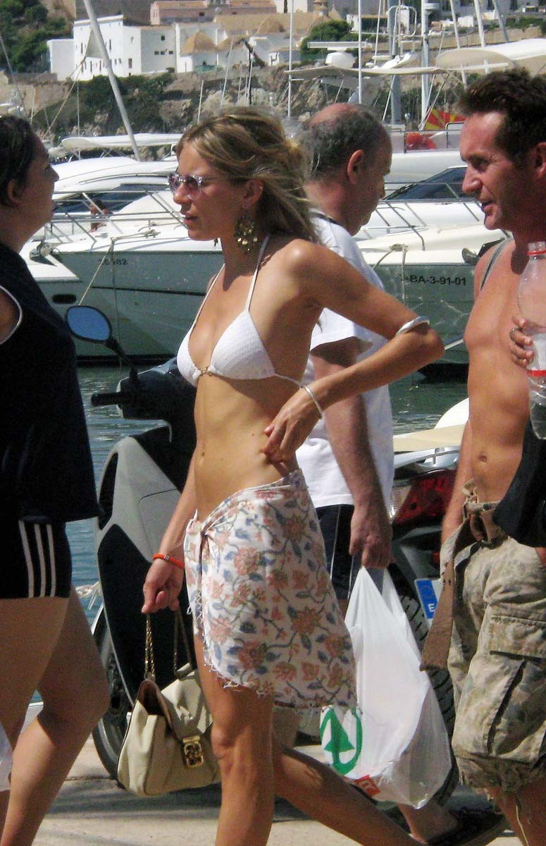 Sienna Miller che prende il sole in topless sulla spiaggia
 #75382756
