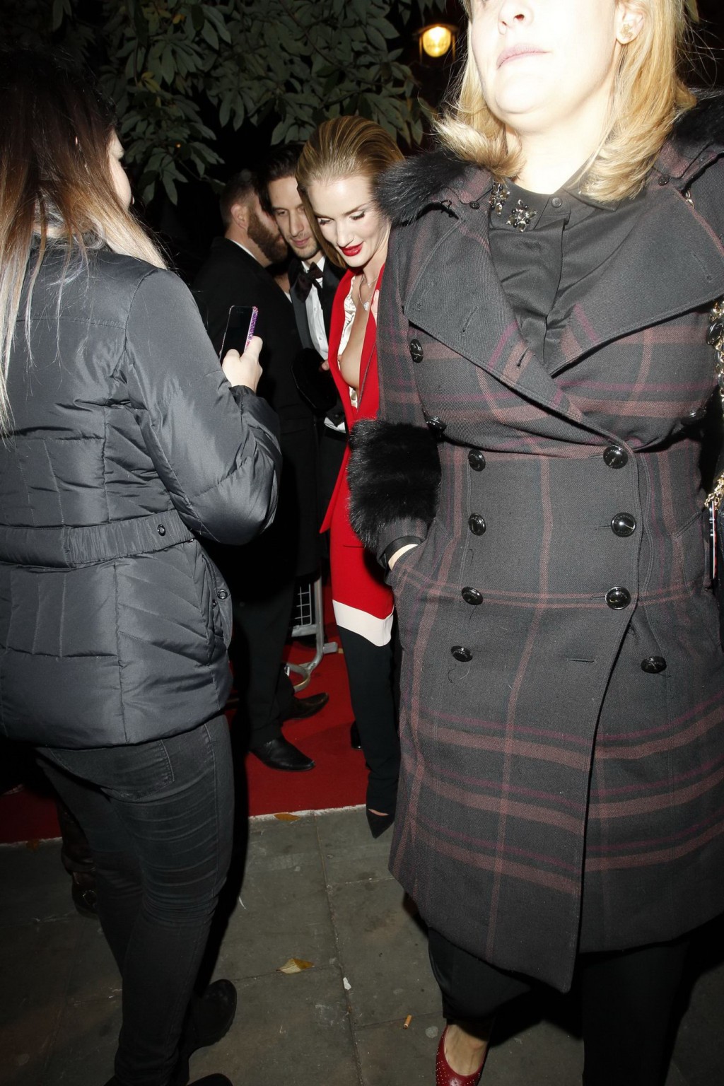 ロージー・ハンティントン＝ホワイトリーが2013年の英国映画祭でローカットの赤い服を着てブラジャーなしで登場
 #75211020