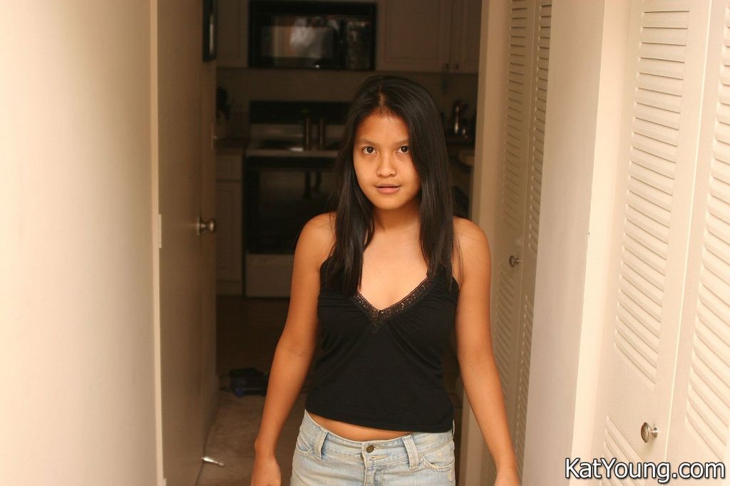 Kat young picture gallery : : Kat, lesbienne asiatique coquine, séduit sa meilleure amie.
 #69935884
