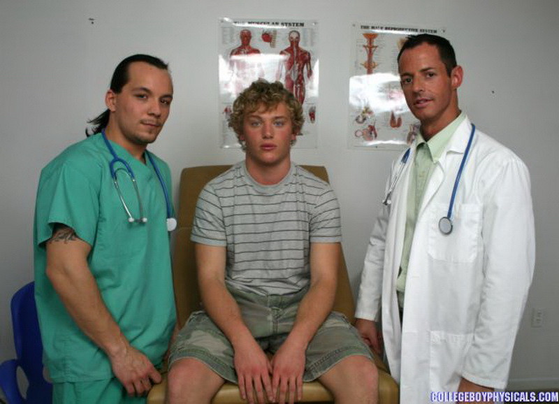 Zwei schwule Ärzte auf einem heißen sexy jungen blonden College-Boy
 #76981266