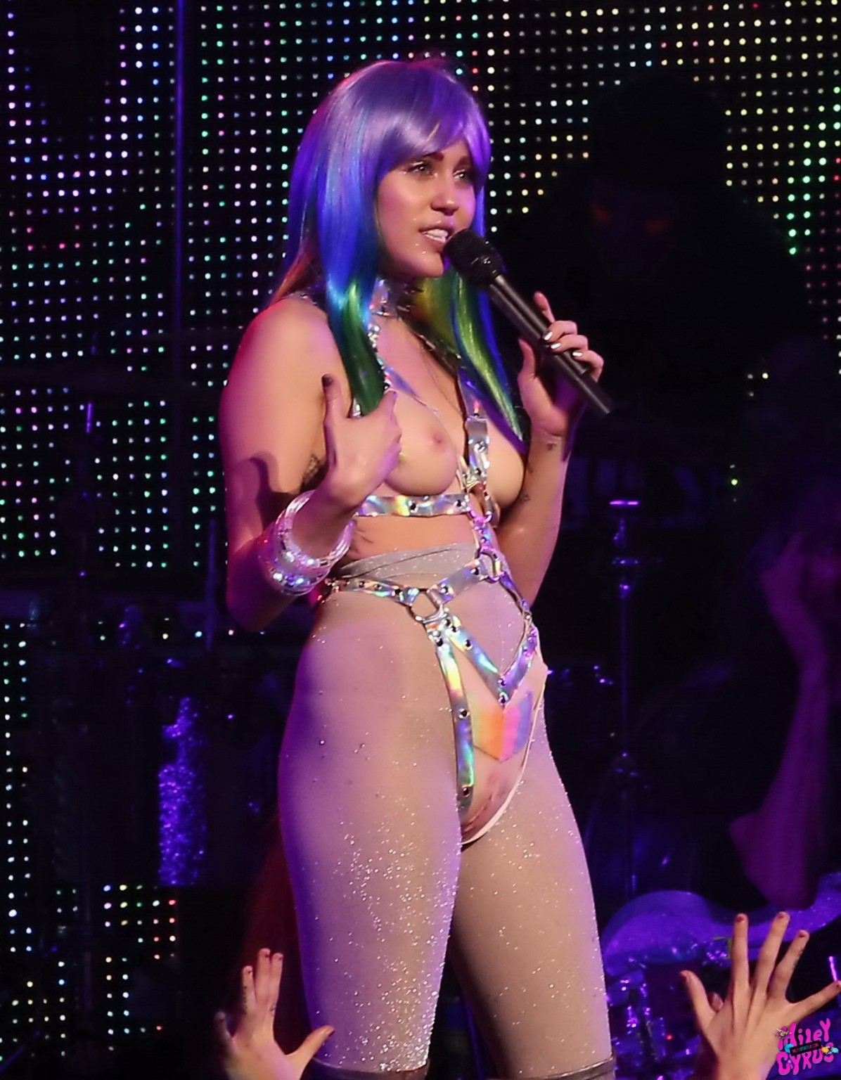 Miley cyrus mit Plastikbrüsten Vagina und riesigen Dildo
 #75148475