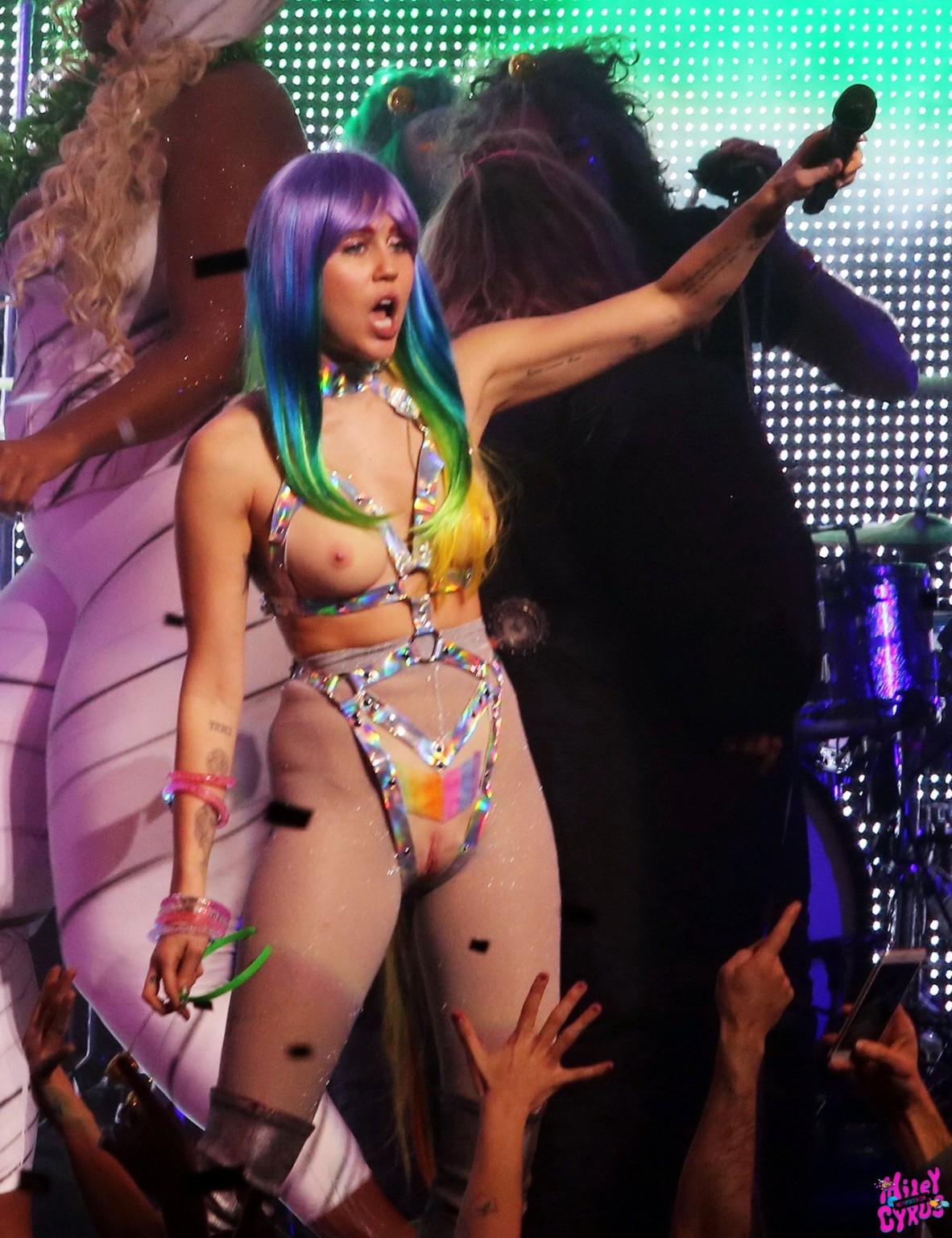Miley cyrus mit Plastikbrüsten Vagina und riesigen Dildo
 #75148496