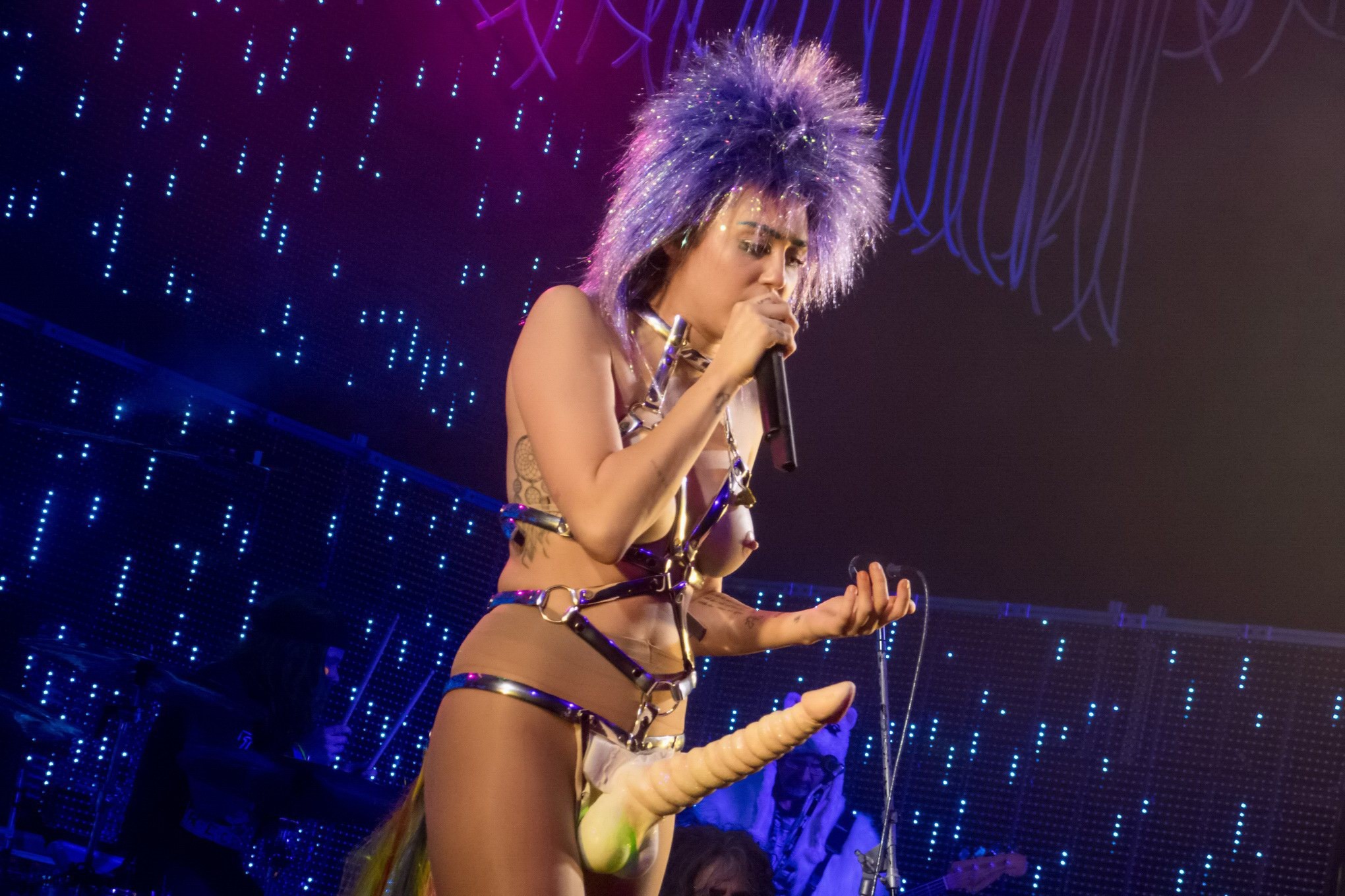 Miley cyrus mit Plastikbrüsten Vagina und riesigen Dildo
 #75148543