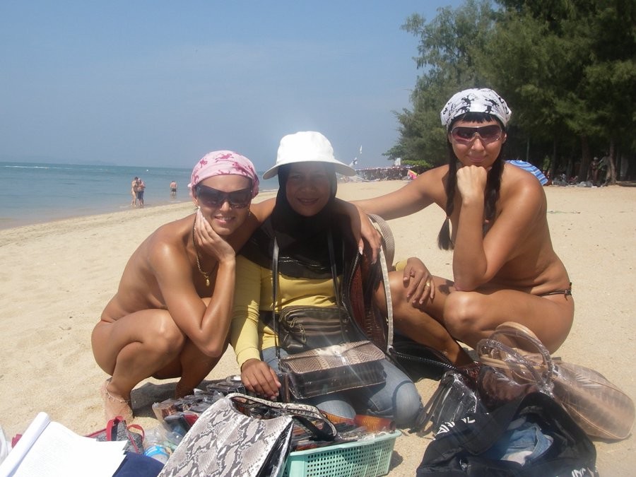 Chicas nudistas tumbadas al sol totalmente expuestas
 #72247709