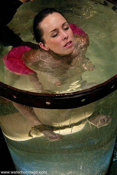 Alexa von tess, star brune du porno, est attachée par une corde dans l'eau.
 #71904572