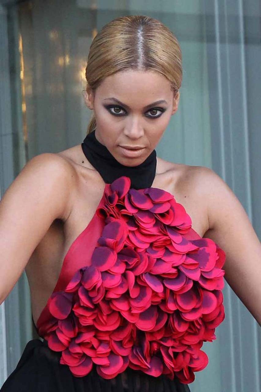 Beyonce Knowles : photos paparazzi sexy de ses seins et de sa poitrine.
 #75306734