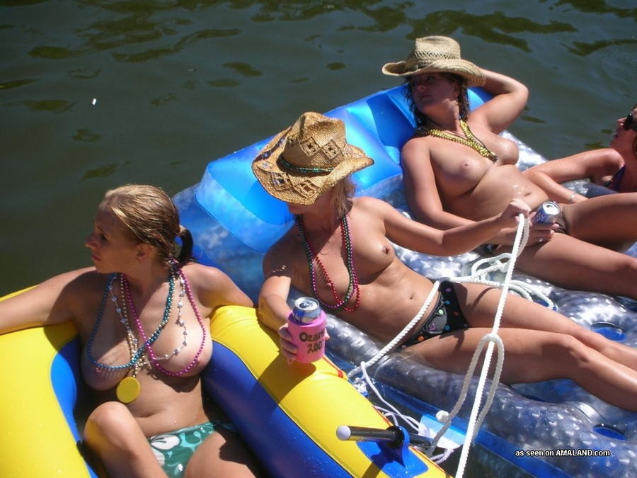Gf amatoriale perversa nuda in pubblico e festa in topless in vacanza
 #78601773