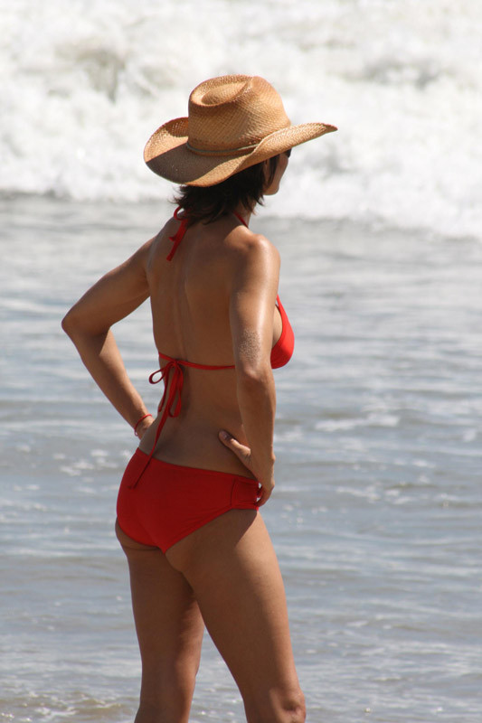 Lisa rina desnuda en topless en la playa y coño peludo
 #75397509
