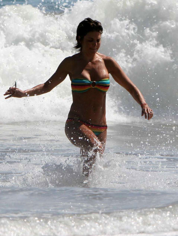 Lisa rina desnuda en topless en la playa y coño peludo
 #75397558