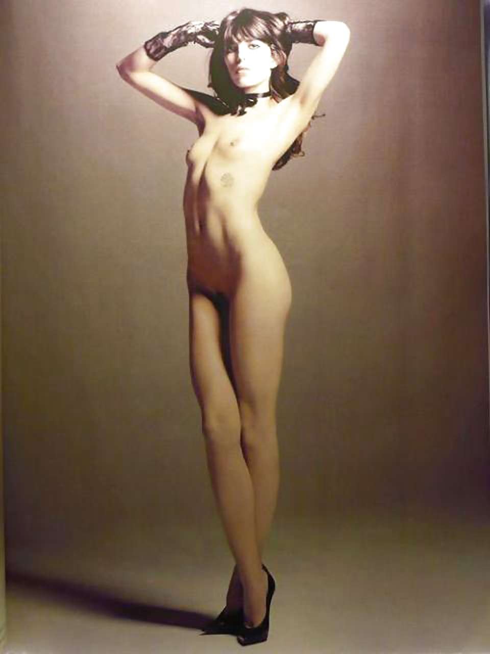 ルー・ドゥイヨン、乳房と毛の生えたマンコを見せながら写真撮影
 #75299751