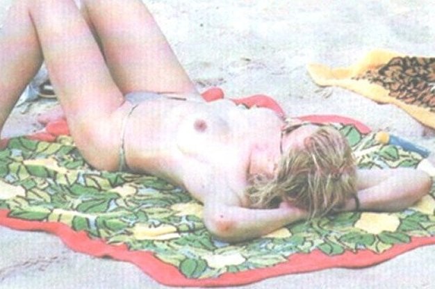Courtney love in upskirt e foto in topless
 #75413965