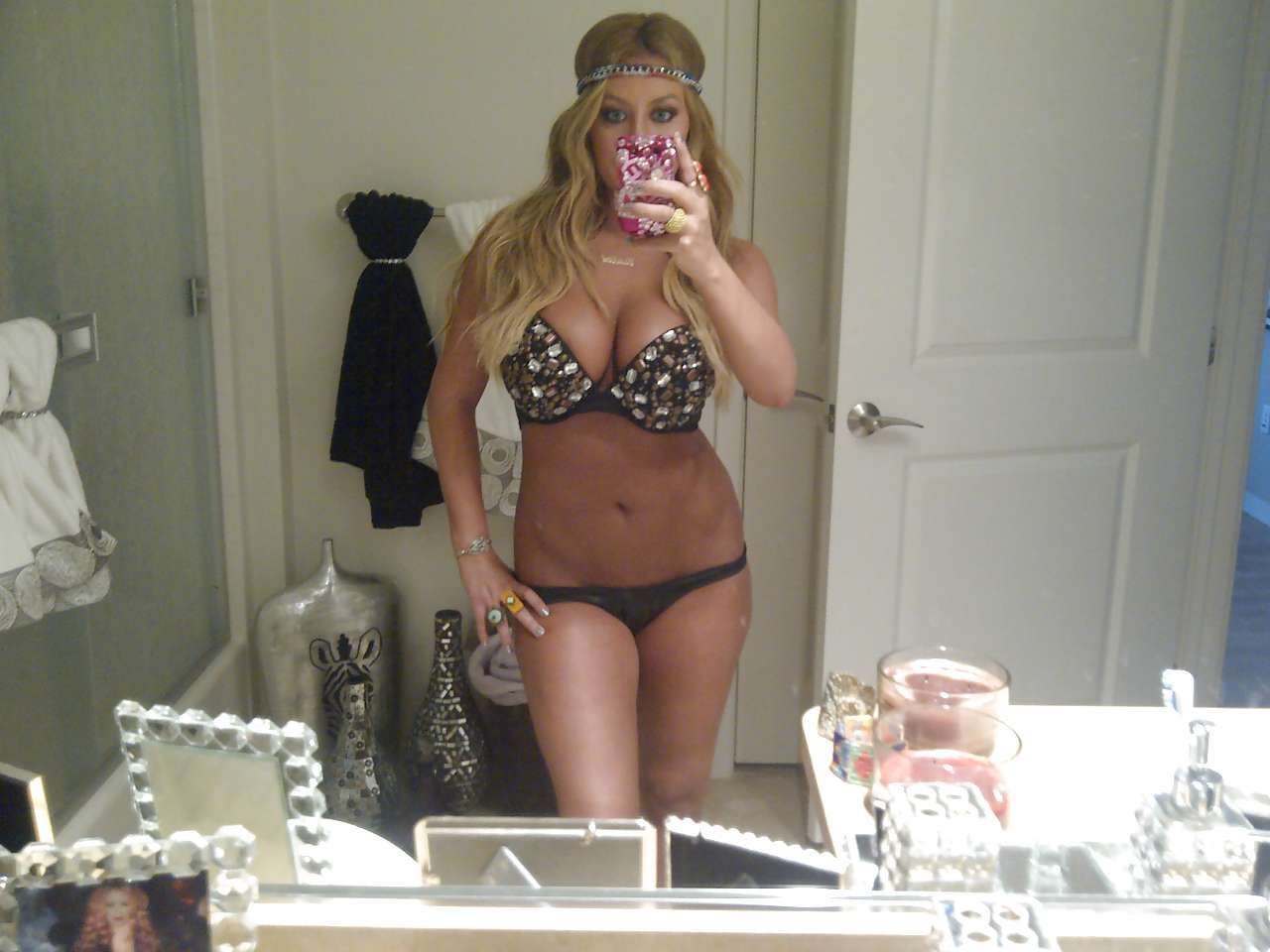 Aubrey o'day posant dans divers bikinis et faisant un selfshoot topless pour twitter
 #75295184
