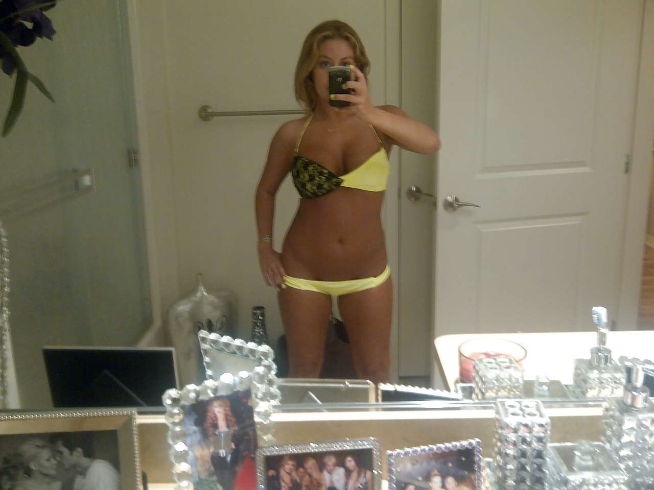 Aubrey o'day posant dans divers bikinis et faisant un selfshoot topless pour twitter
 #75295238